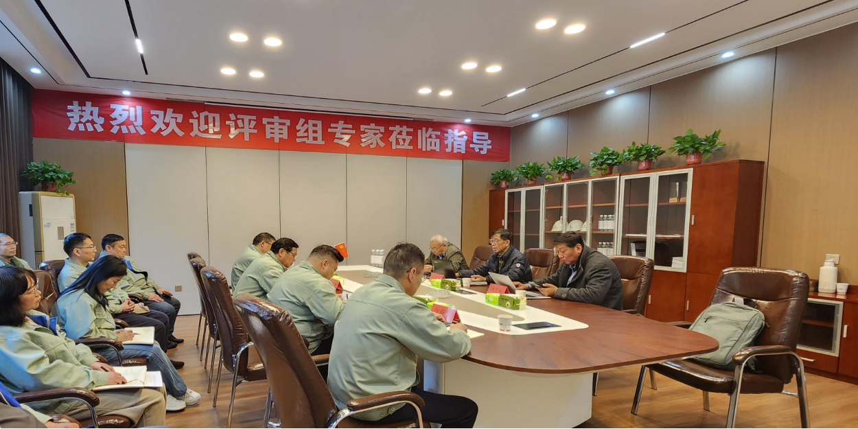 Группа экспертов проводит проверку продления разрешения на установку котла класса А для Фушиде