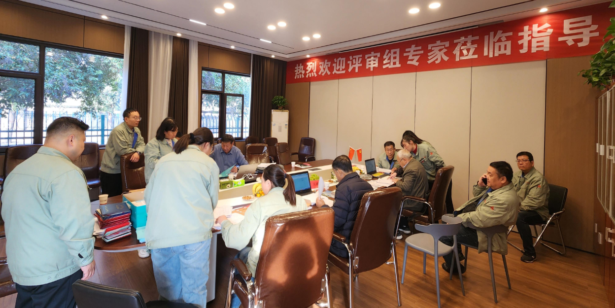 Группа экспертов проводит проверку продления разрешения на установку котла класса А для Фушиде