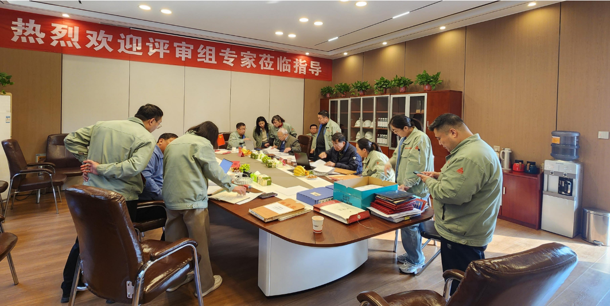 Группа экспертов проводит проверку продления разрешения на установку котла класса А для Фушиде