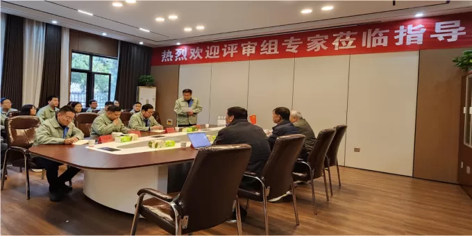 Группа экспертов проводит проверку продления разрешения на установку котла класса А для Фушиде